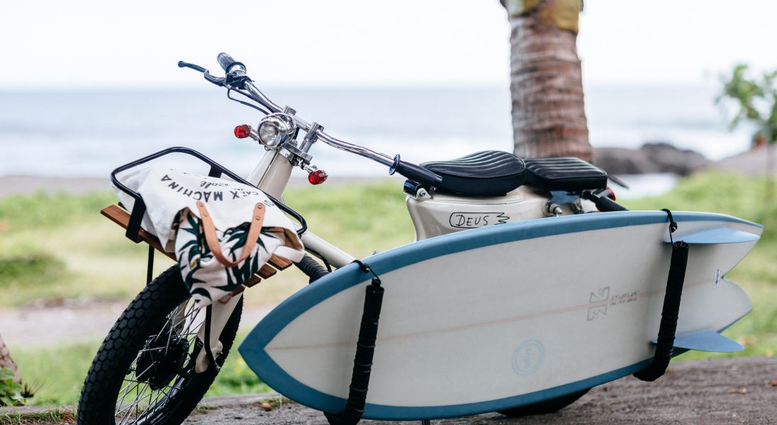 Tak powinien wyglądać motocykl, który z łatwością pomieści twoją deskę surfingową