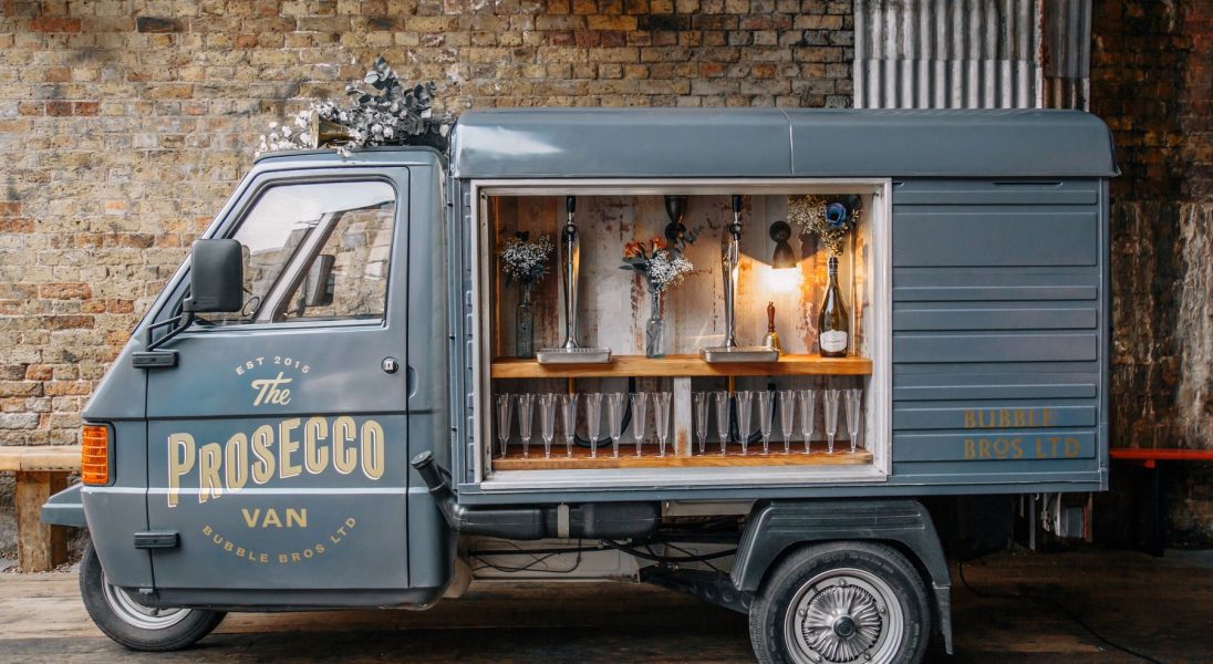 Twoje letnie przyjęcie potrzebuje vana serwującego zimne prosecco