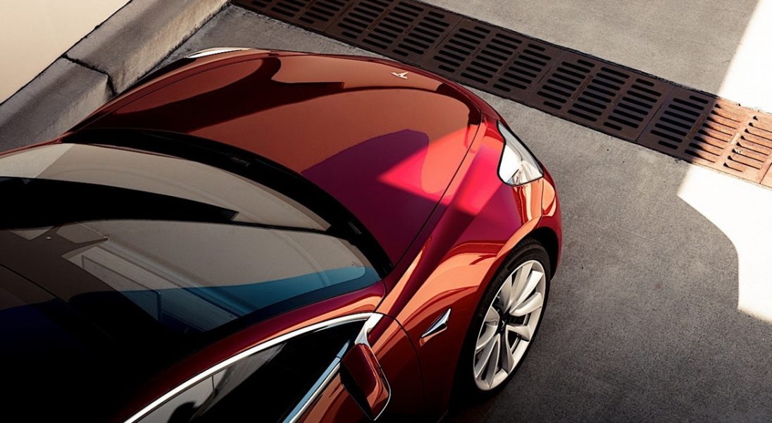 Będziecie zaskoczeni minimalistycznym wnętrzem nowej Tesli Model 3