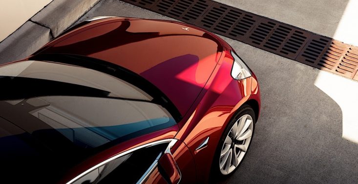 Będziecie zaskoczeni minimalistycznym wnętrzem nowej Tesli Model 3<