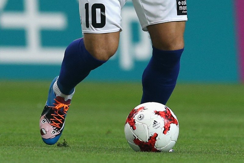 Lukas Podolski debiutuje w Japonii w butach z wizerunkiem Kapitana Tsubasy