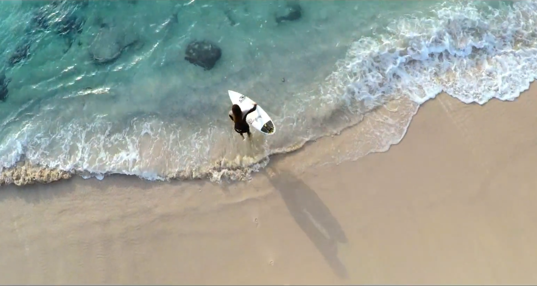 Dzień z życia surferki. Zobaczcie nieprawdopodobne ujęcia nakręcone dronem