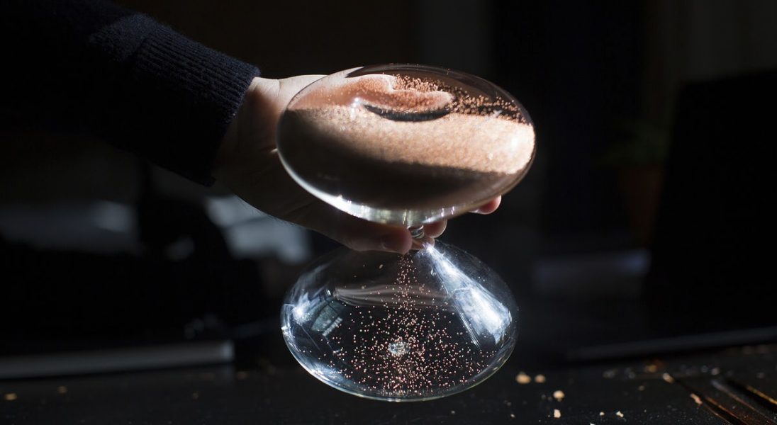 Marc Newson zaprojektował absurdalnie drogą i niesamowicie piękną klepsydrę