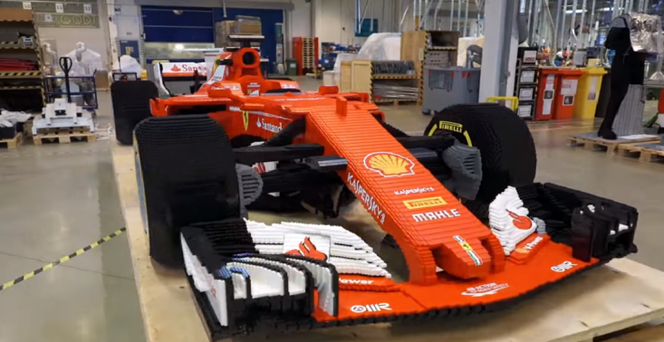 Zobaczcie jak z 350 000 klocków LEGO zbudowano replikę bolidu Ferrari<