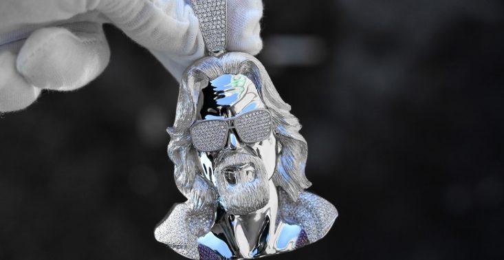 Ben Baller stworzył wysadzany diamentami naszyjnik z Big Lebowskim na 40 urodziny Johna Mayera<