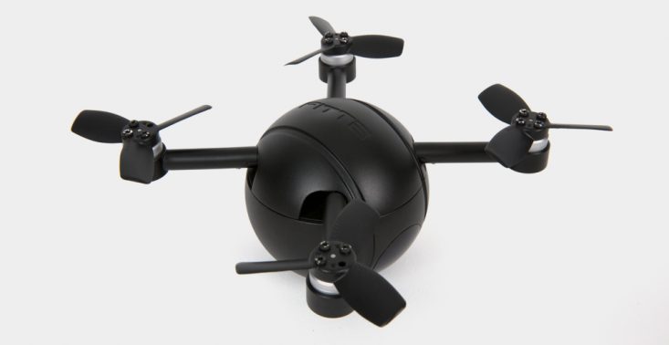 PITTA to urządzenie, które w kilka sekund zmienia się z kamery sportowej w drona<