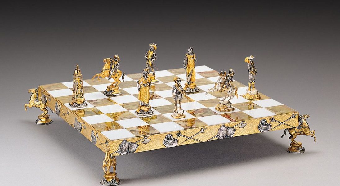 Ręcznie rzeźbione szachy z historycznym motywem sprawią, że każda partia zamieni się w pole bitwy