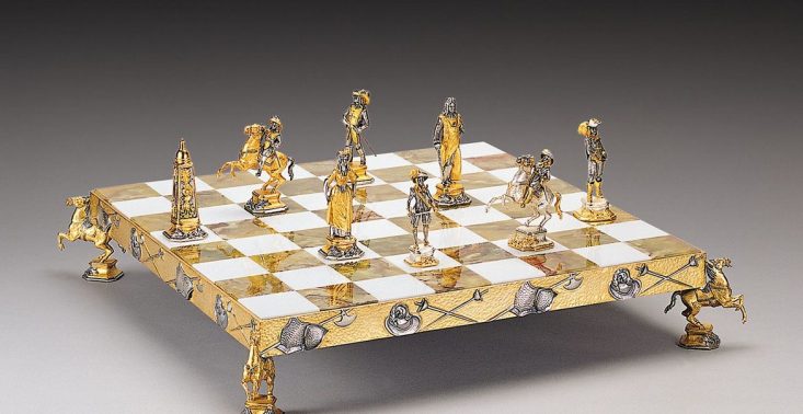 Ręcznie rzeźbione szachy z historycznym motywem sprawią, że każda partia zamieni się w pole bitwy<
