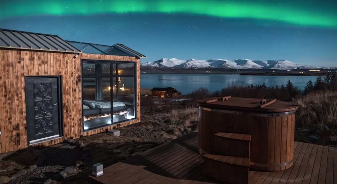 Kabina wypoczynkowa z panoramicznym oknem pozwala na podziwianie zorzy polarnej przez całą dobę