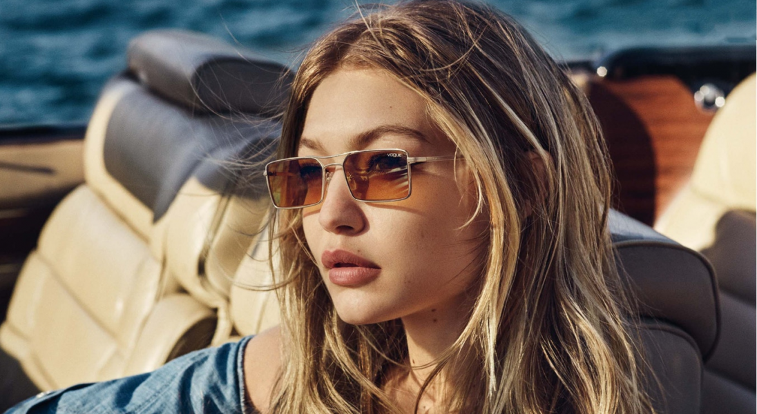 Wakacyjny klimat w nowej kampanii Vogue Eyewear z Gigi Hadid