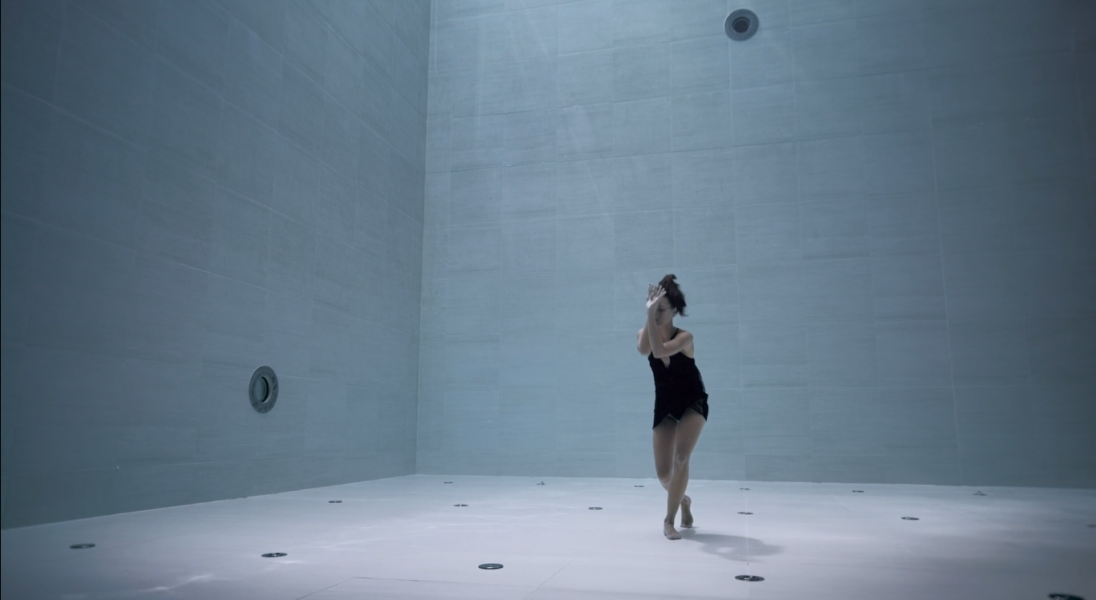 Zobaczcie, jak artystka tańczy na dnie najgłębszego basenu świata