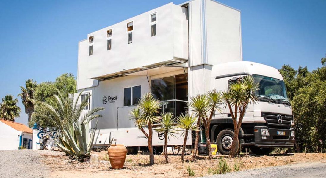 Mobilny hotel Truck Surf zawiezie surferów na wybrzeże Portugalii lub Maroka