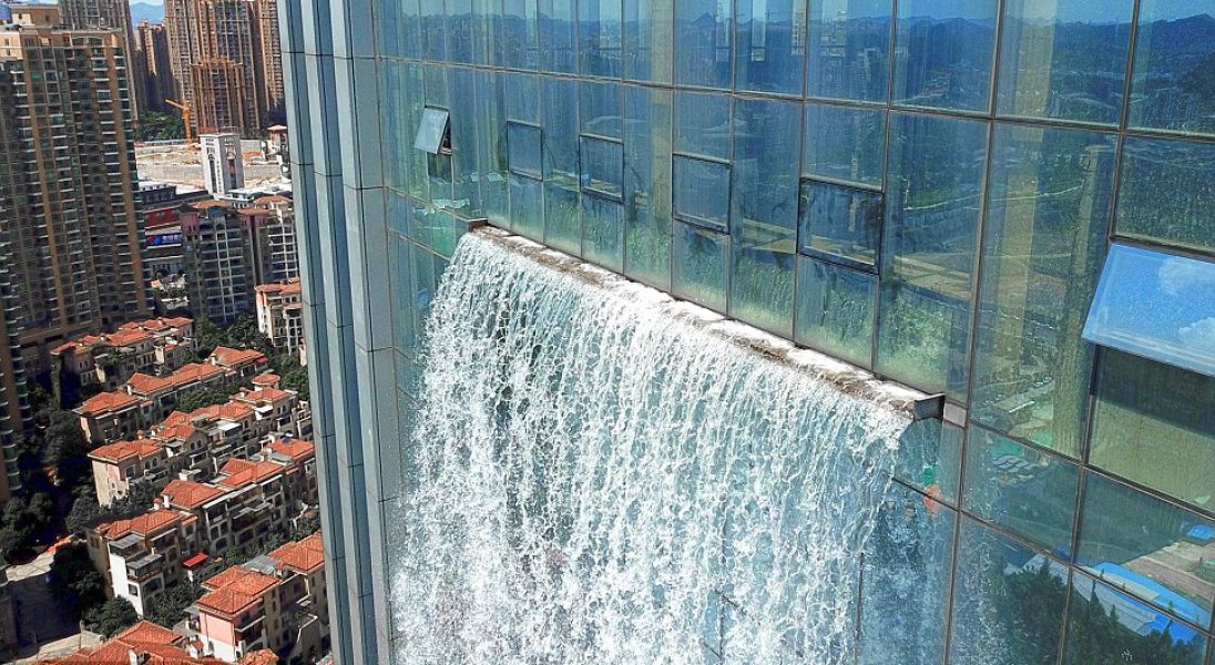 W centrum miasta stanął wieżowiec z największym na świecie sztucznym wodospadem