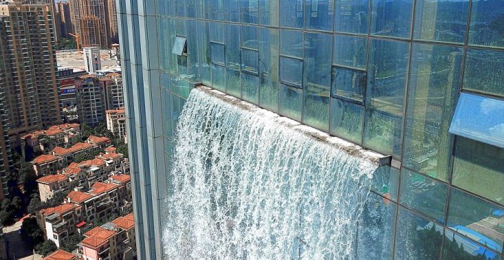 W centrum miasta stanął wieżowiec z największym na świecie sztucznym wodospadem<