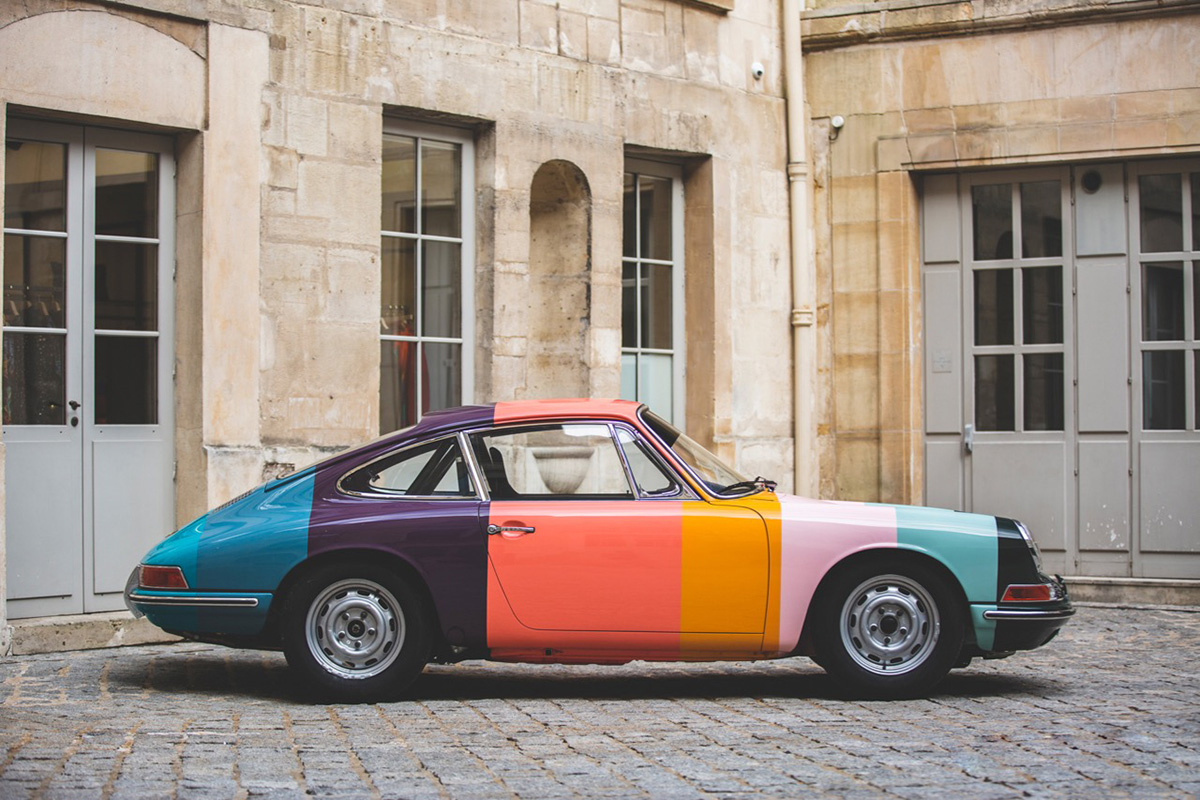 Porsche 911 z 1965 roku zostało pomalowane w kultowe paski