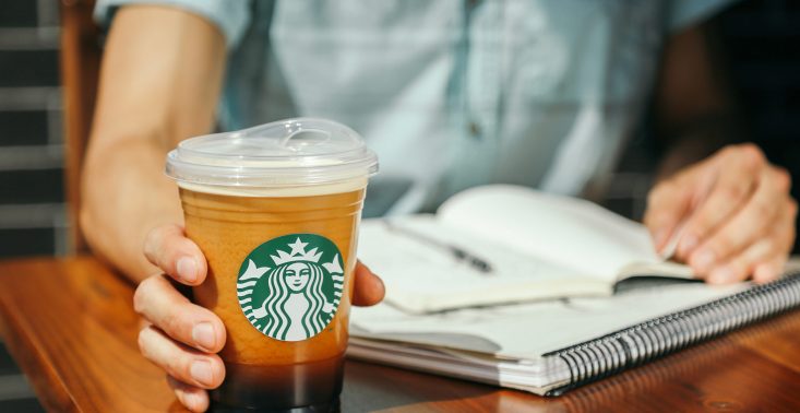 Starbucks wycofuje plastikowe słomki. Zastąpią je kubki niekapki<