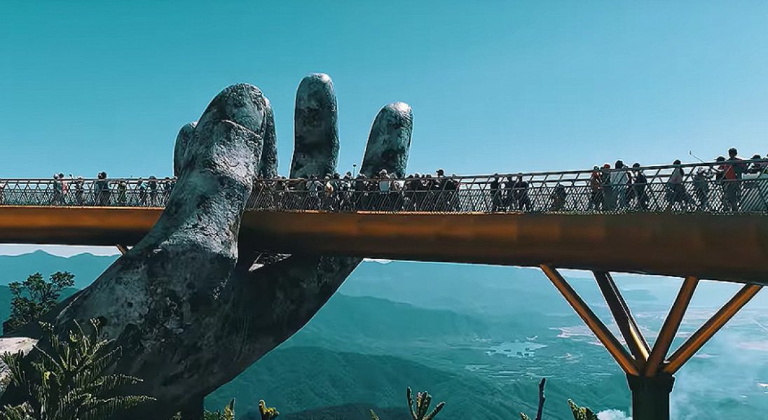 W Wietnamie otwarto niezwykły most, który podtrzymują dwie kamienne dłonie