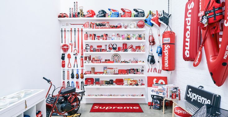 Na wystawie w Los Angeles można zobaczyć wszystkie wyprodukowane przez Supreme deski i akcesoria<