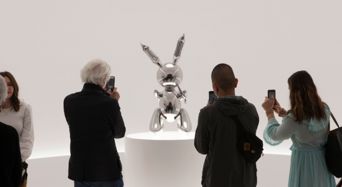 Metalowy królik Jeffa Koonsa sprzedany za 91 mln dolarów – to rekordowa kwota za dzieło żyjącego artysty