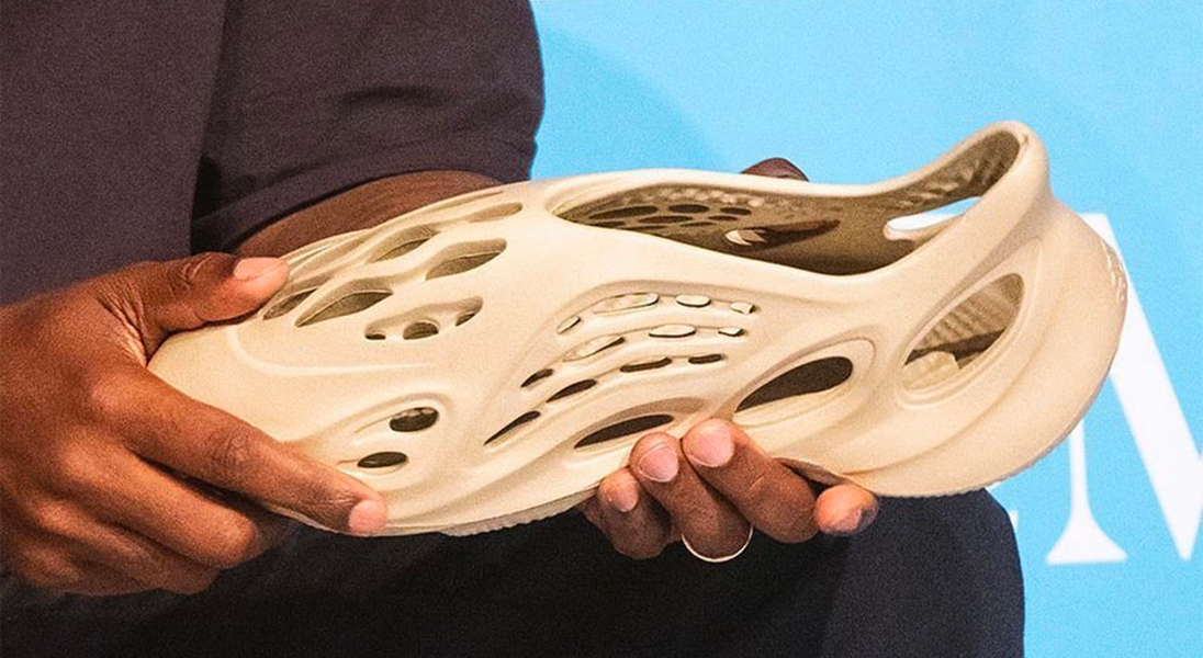 Kanye West pokazał prototyp swoich nowych butów – są wykonane z pianki z glonów i przypominają Crocsy