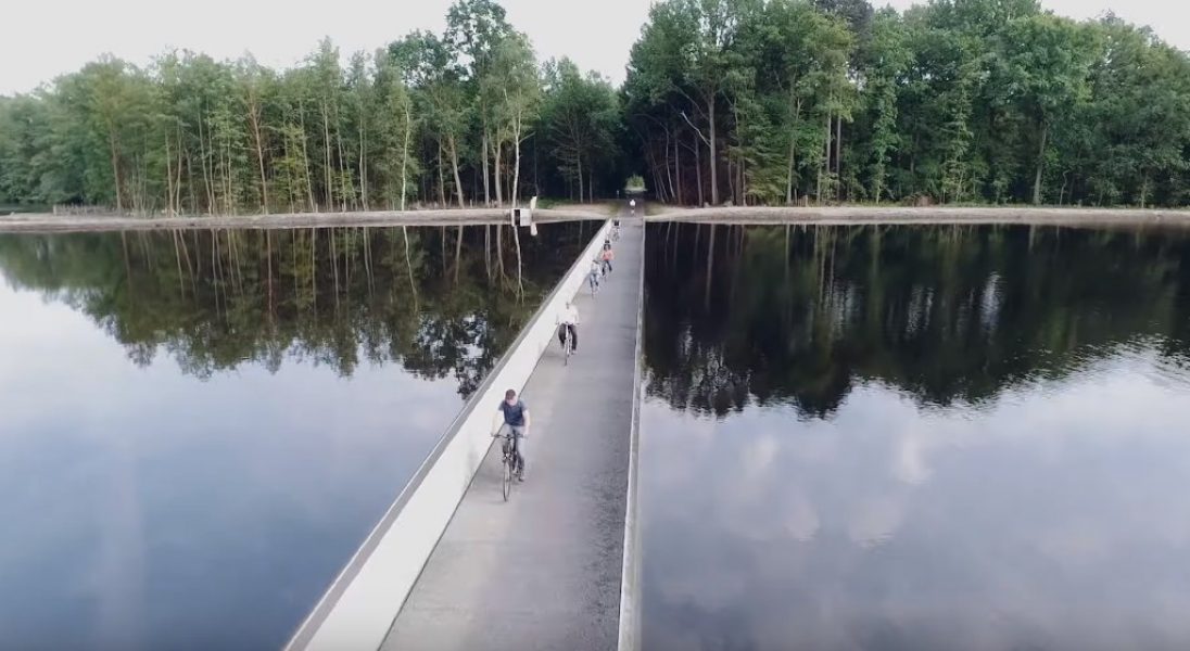 Niezwykła ścieżka rowerowa przez sam środek jeziora – belgijska atrakcja turystyczna bije rekordy popularności