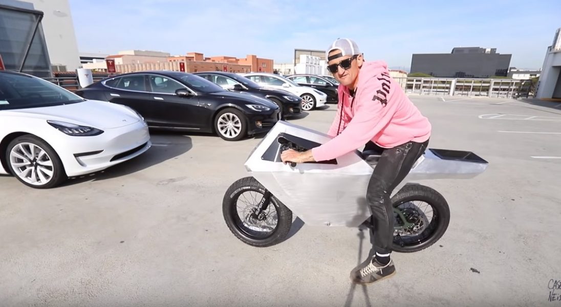 Youtuber Casey Neistat testuje rower inspirowany Cybertruckiem Tesli