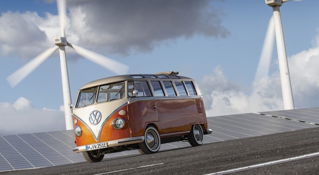 Volkswagen przedstawia eBULLI crossovera czerpiącego z