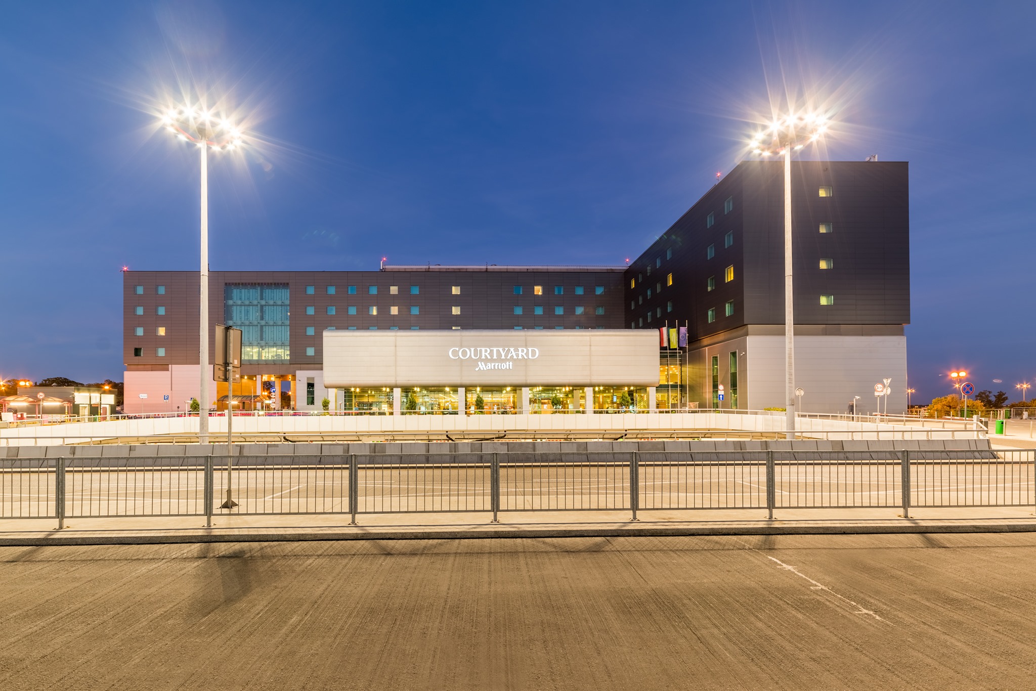 Courtyard by Marriott Warsaw Airport też walczy z koronawirusem – hotel udostępnia medykom pokoje<