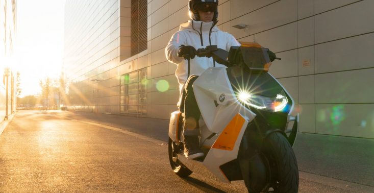 Oto BMW Motorrad Definition CE 04, czyli futurystyczny i elektryczny skuter rodem z Cyberpunka<