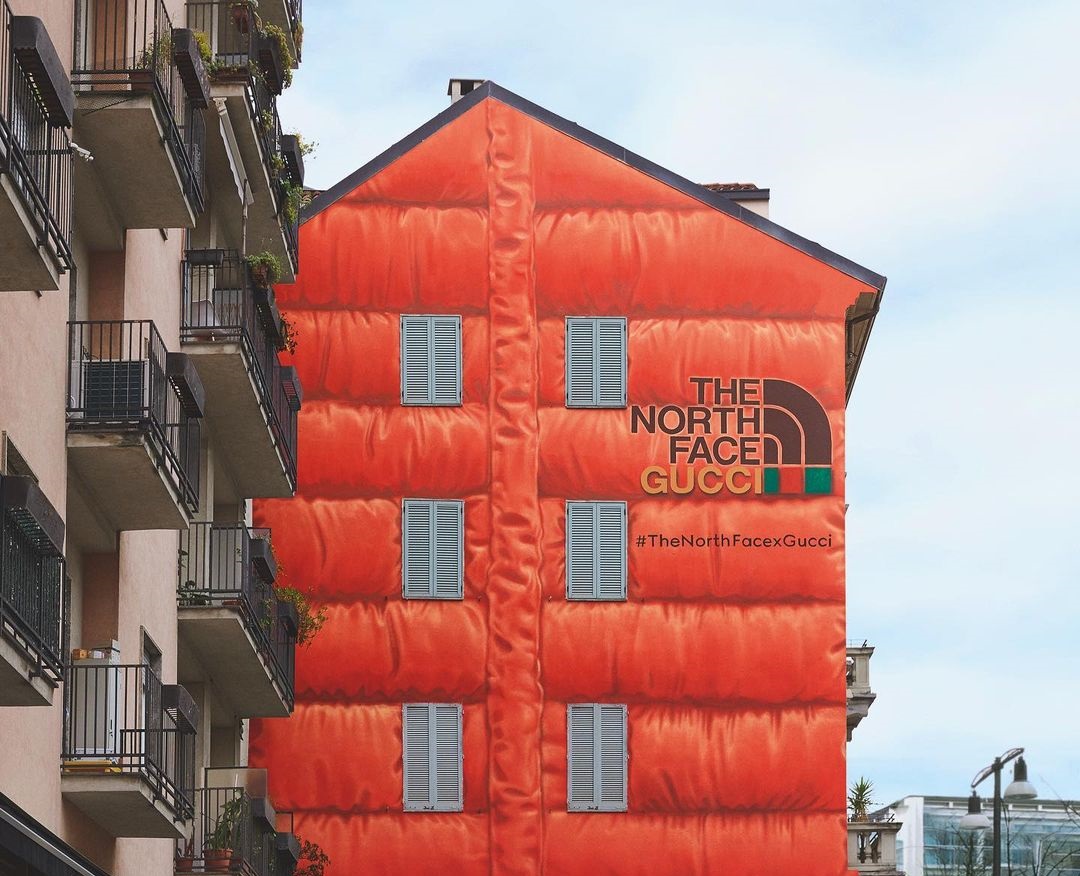 Gucci promuje nową kolekcję z The North Face ,,puchatym” muralem na mediolańskiej kamienicy<