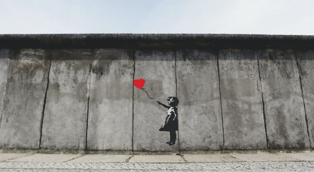 Słynny obraz Banksy’ego trafi na aukcję – cały dochód trafi na wsparcie medyków