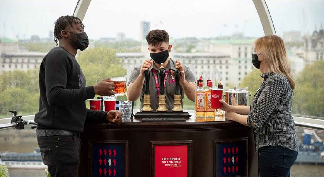 London Eye świętuje ponowne otwarcie przekształcając jedną z kapsuł w pub