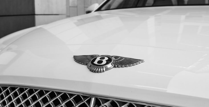 Pierwszy elektryczny Bentley osiągnie zawrotną prędkość. Producent zdradza nowe szczegóły<