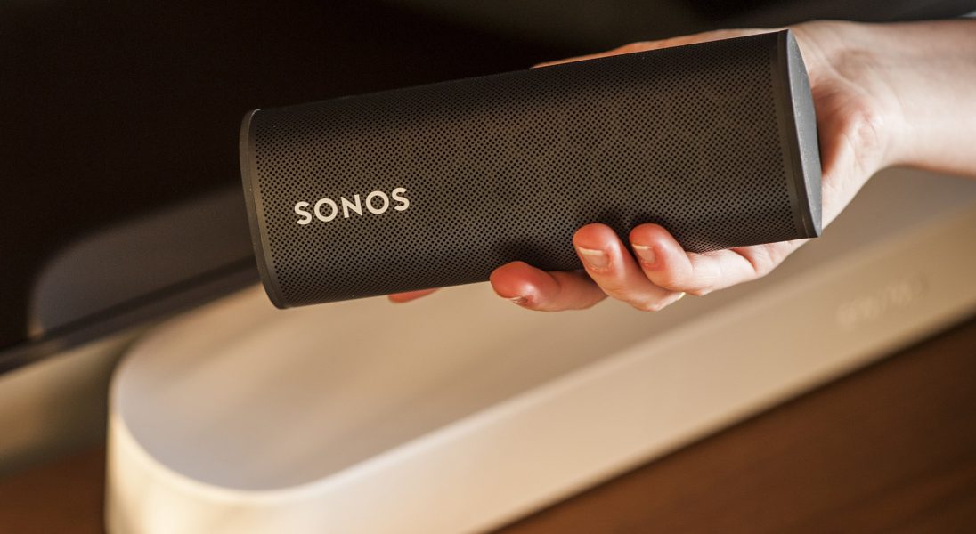 Lepszy dźwięk podczas oglądania Netflixa, a nawet w plenerze. Testujemy soundbar i głośnik od Sonos