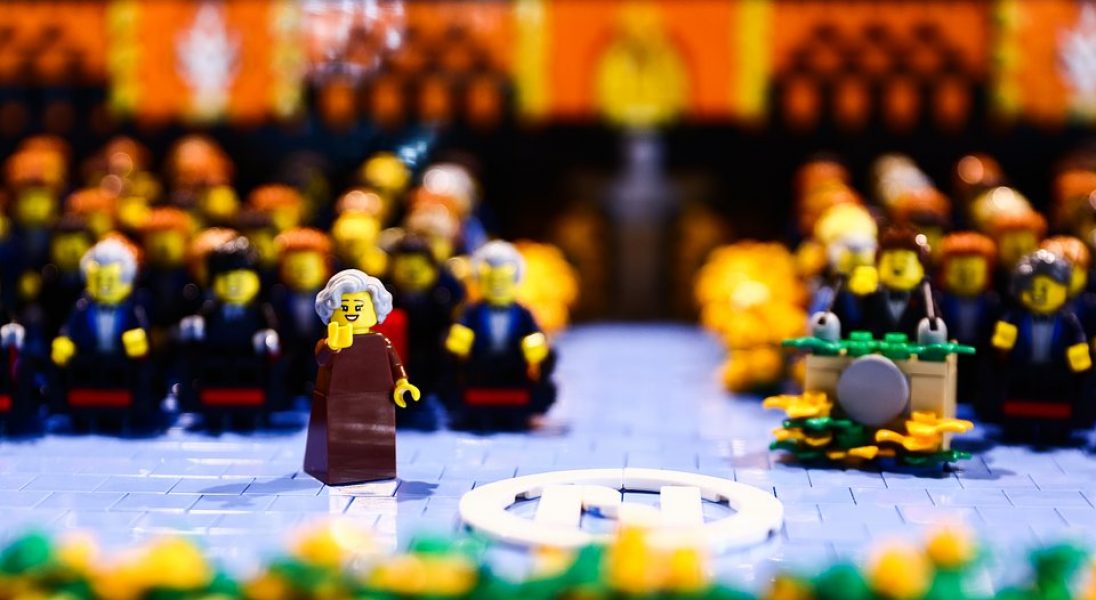 LEGO w hołdzie twórczości Szymborskiej. Stworzono makietę sceny wręczenia Nagrody Nobla